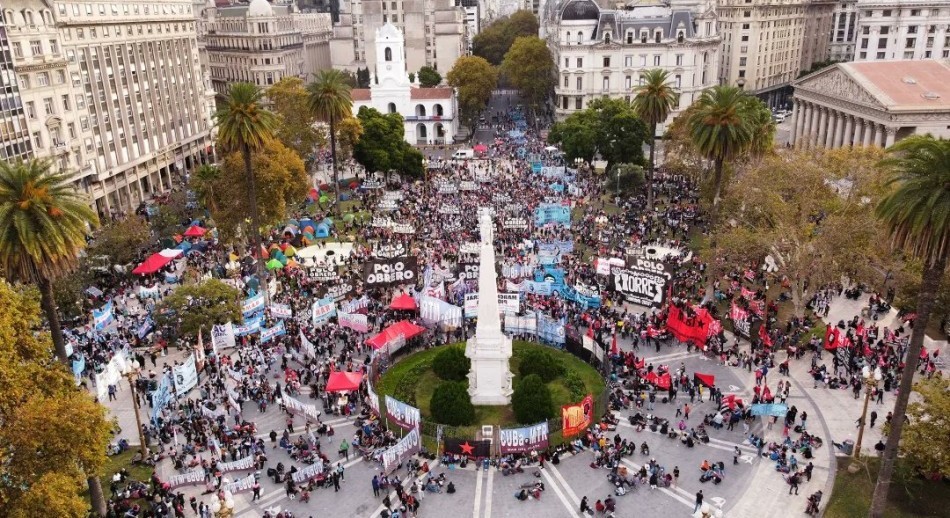 Agrupaciones piqueteras acampan en Plaza de Mayo con reclamos al Gobierno