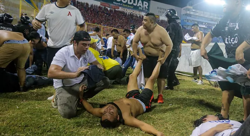 El Salvador: al menos 12 muertos en una estampida humana en un estadio de fútbol