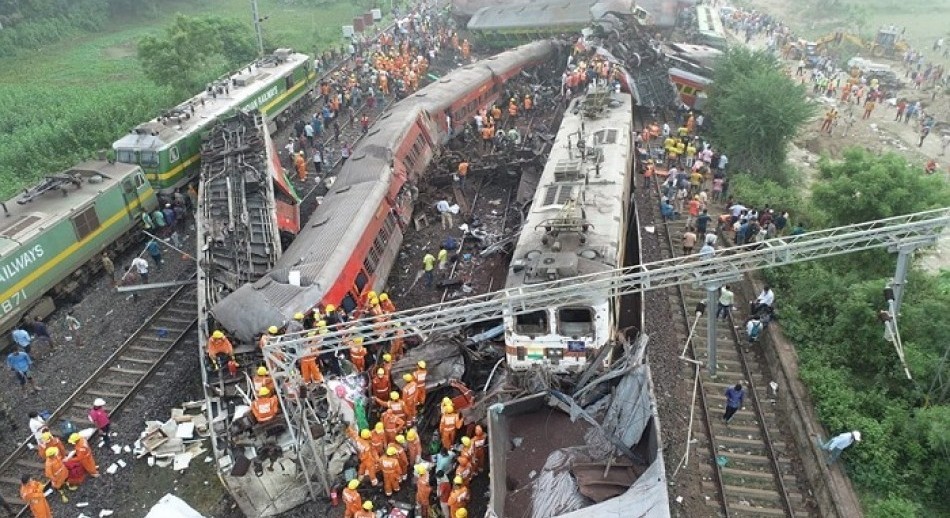 Tragedia: más de 280 muertos y 900 heridos en un accidente de tren en la India