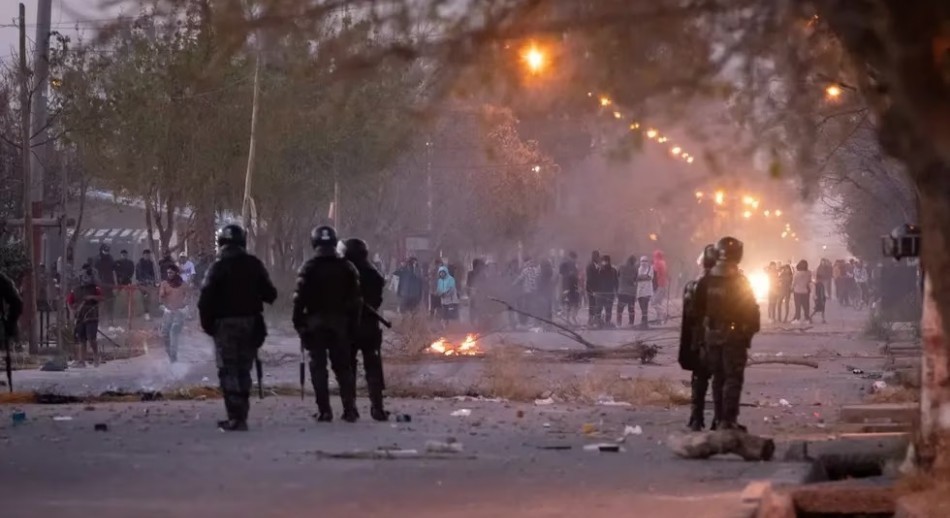 Mendoza: Saqueos y enfrentamientos con la Policía en la localidad de Las Heras