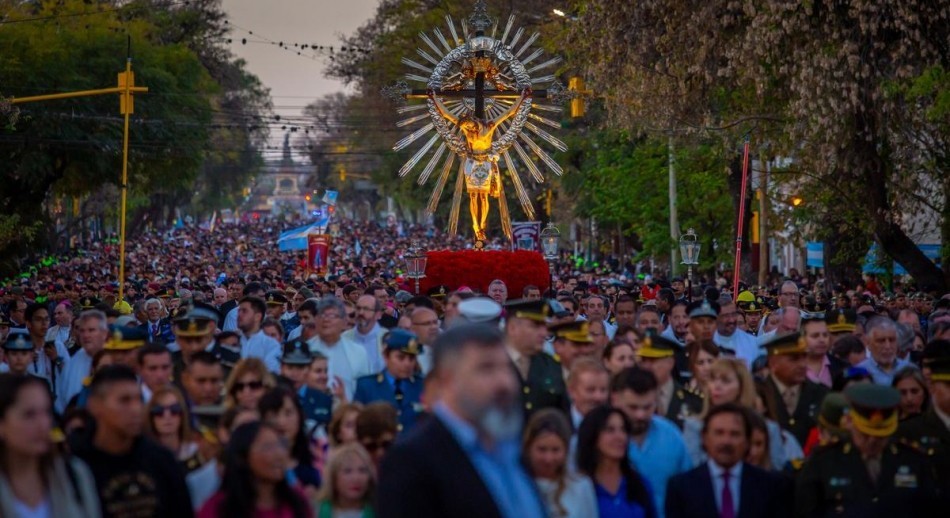 Una concurrida y emocionante procesión cerró una nueva Fiesta del Milagro en Salta