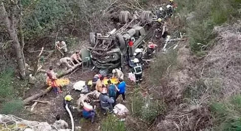 Hay cuatro muertos: Desbarrancó un camión del Ejército en San Martín de los Andes