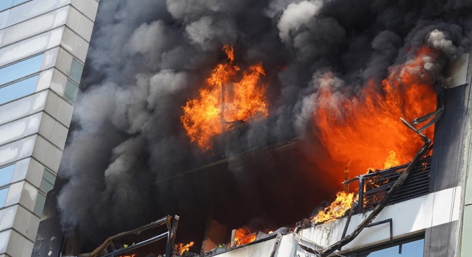 Incendio al lado de la Secretaría de Trabajo: una persona muerta y 43 asistidos