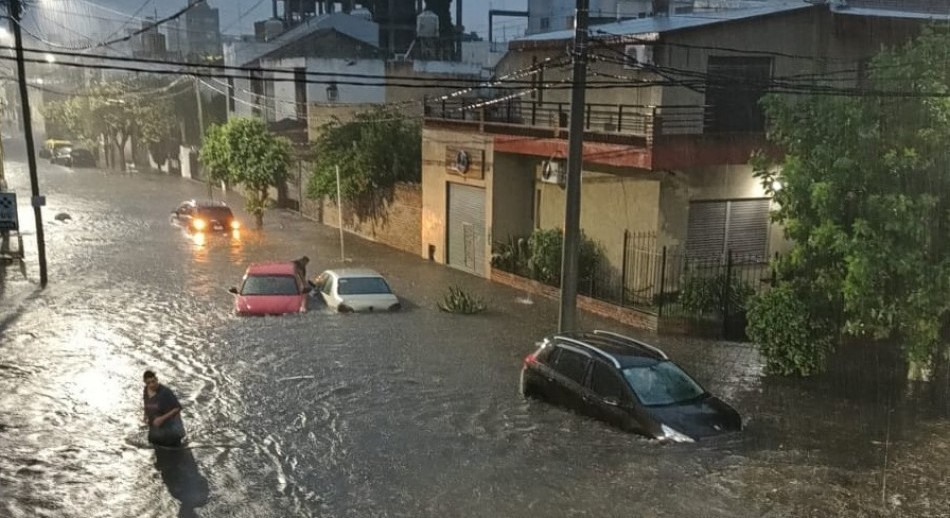 Temporal en AMBA: calles inundadas, árboles caídos y vuelos desviados