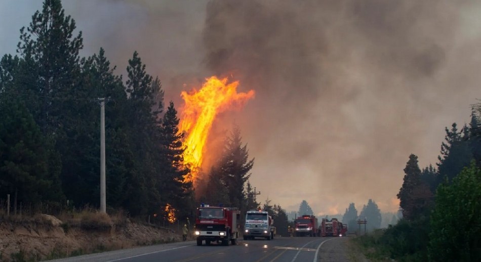 El Bolsón: evacuaron a 800 turistas y el fuego ya arrasó más de 2.000 hectáreas