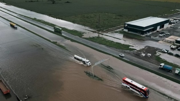 Temporal en Zona Norte: Dos micros que partieron desde Rosario quedaron varados en la ruta 9