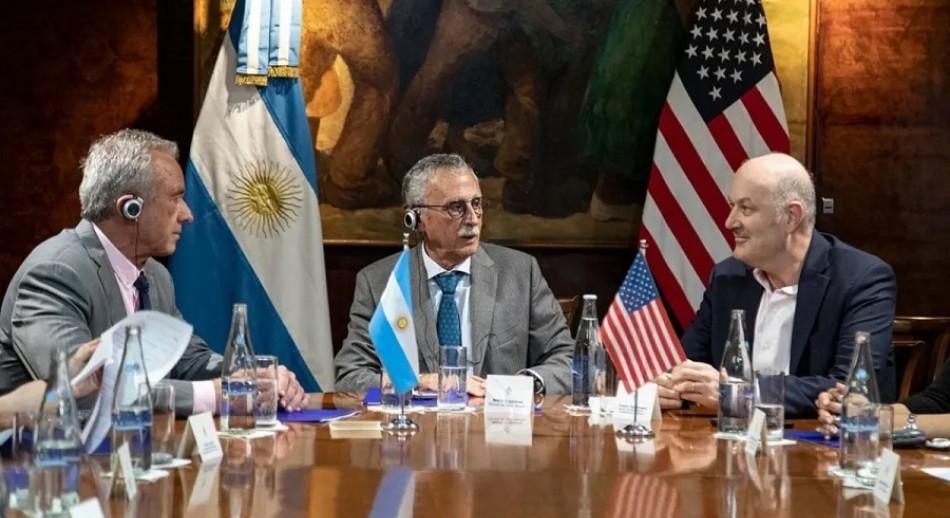 El Gobierno anunció una reforma del sistema sanitario y confirmó la salida de la OMS