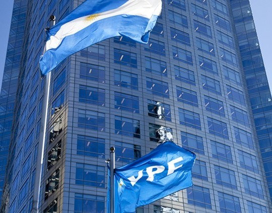 Juicio por YPF: Argentina obtuvo una prórroga y evitó la entrega de acciones
