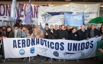 Aeronáuticos toman nuevas medidas de fuerza y advierten por demoras en los aeropuertos