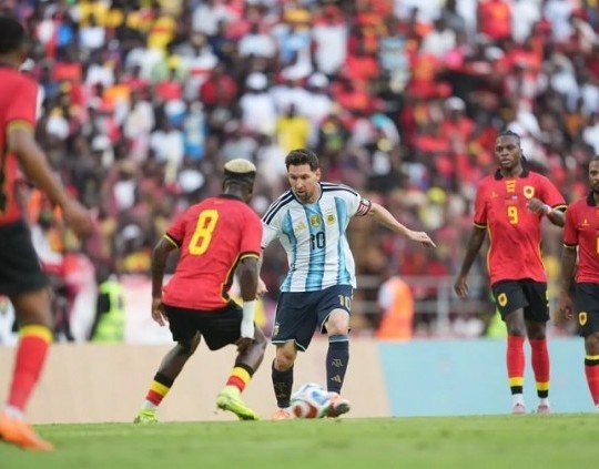 La selección argentina le ganó 2-0 a Angola en su último partido del año