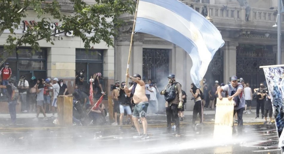 CGT y CTA marcharon contra la reforma laboral y hubo incidentes entre la policía y manifestantes