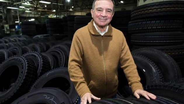 Caputo elimina arancel para el aluminio y vuelve a golpear al dueño de FATE