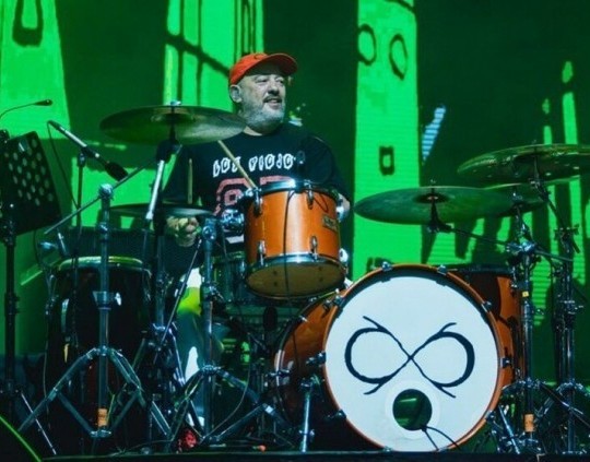 Murió el baterista de Los Piojos, mientras ensayaba en una escuela de percusión