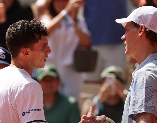 Juan Manuel Cerúndolo dio el batacazo y eliminó a Sinner en Roland Garros