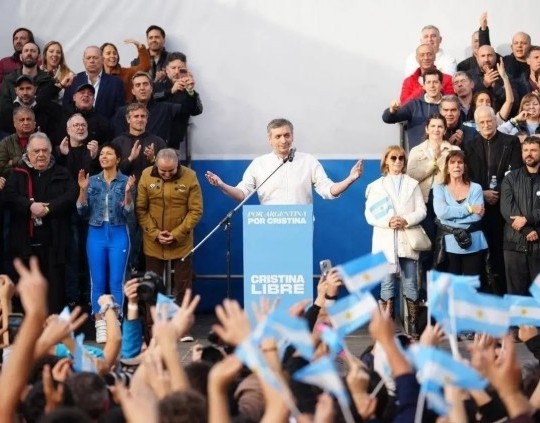 Banderazo en Parque Lezama para exigir la liberación de Cristina Kirchner