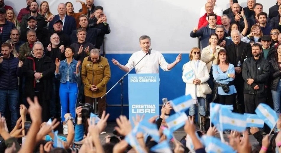 Banderazo en Parque Lezama para exigir la liberación de Cristina Kirchner