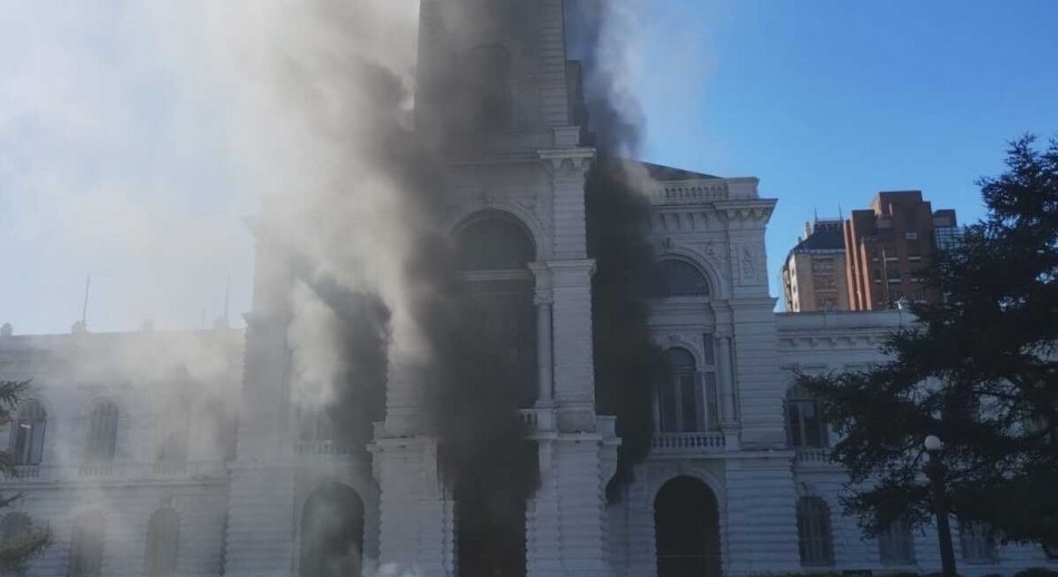 Militantes del MTE prendieron fuego la municipalidad de La Plata