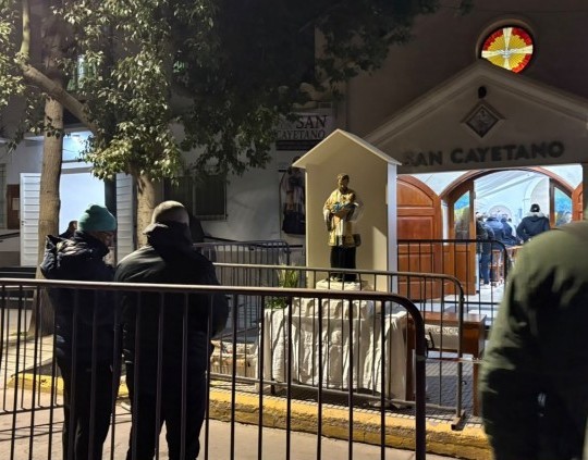 San Cayetano: miles de fieles llegan a Liniers y marchan hacia Plaza de Mayo