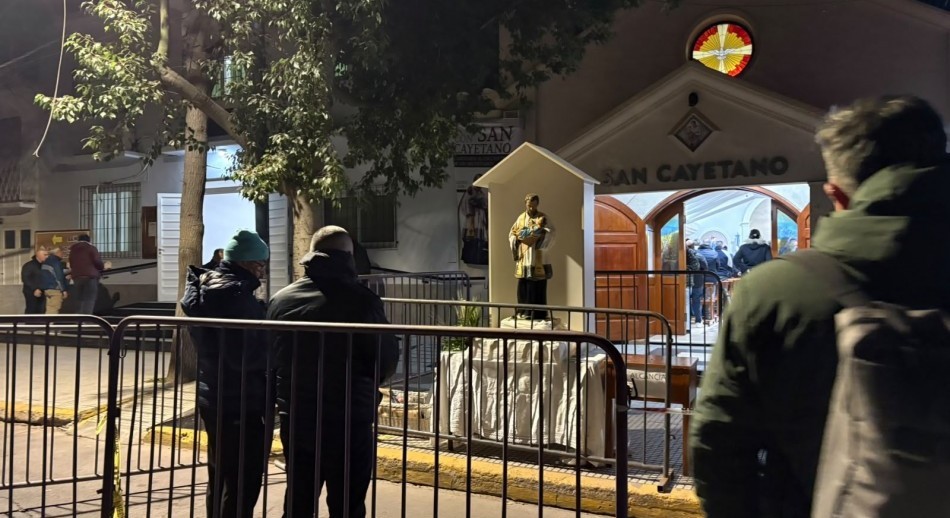 San Cayetano: miles de fieles llegan a Liniers y marchan hacia Plaza de Mayo