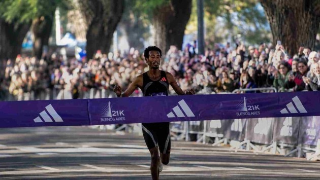 El etíope Yomif Kejelcha batió el récord mundial de 21k al ganar la media maratón de Buenos Aires