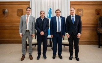 Weretilneck firmó con Nación el traspaso de las rutas 22 y 151 y el Tren del Valle