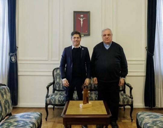 Kicillof se reunió con el presidente de la Conferencia Episcopal Argentina por la visita del Papa
