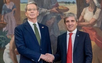 Caputo se reunió con con Bessent, que elogió el plan económico oficialista