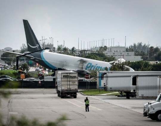 Un avión de carga se despistó en el aeropuerto de Miami: hay cinco muertos