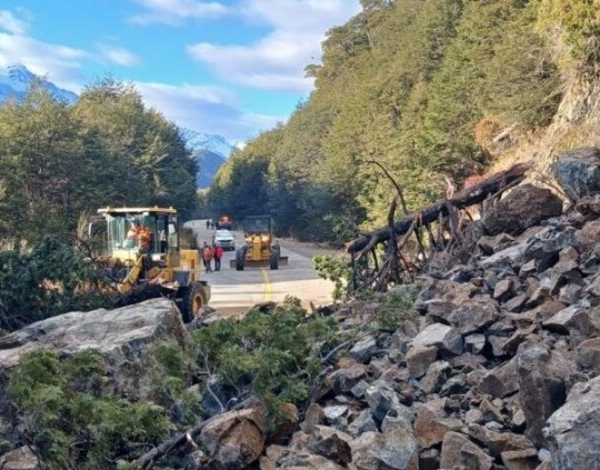 Corte total en la Ruta 40 en Río Negro por desprendimiento de rocas y tierra