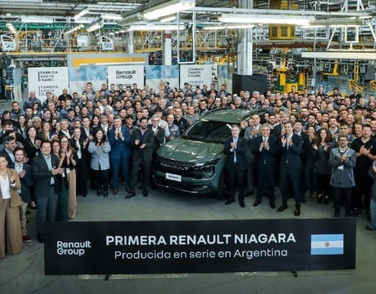 Renault presentó en Córdoba su nueva pickup y Llaryora pidió cuidar a la industria