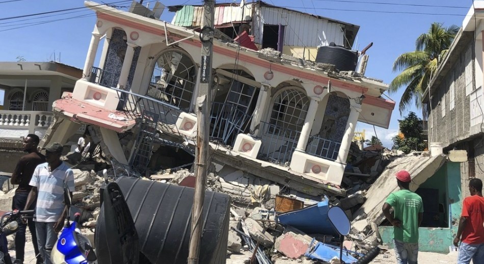 Terremoto en Haití: 1.297 muertos y cientos de personas atrapadas entre los escombros