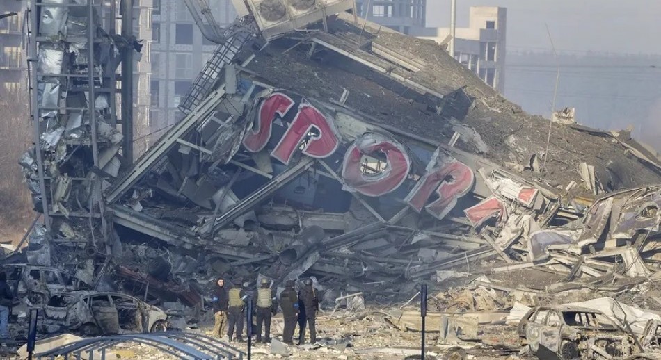 Bombardeo destruyó un shopping en Kiev y decretan un nuevo toque de queda