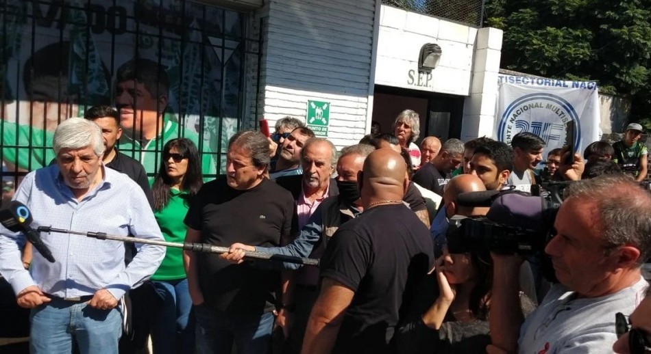 Tras la detención de dos sindicalistas, Hugo Moyano viajó a San Nicolás para apoyar el paro