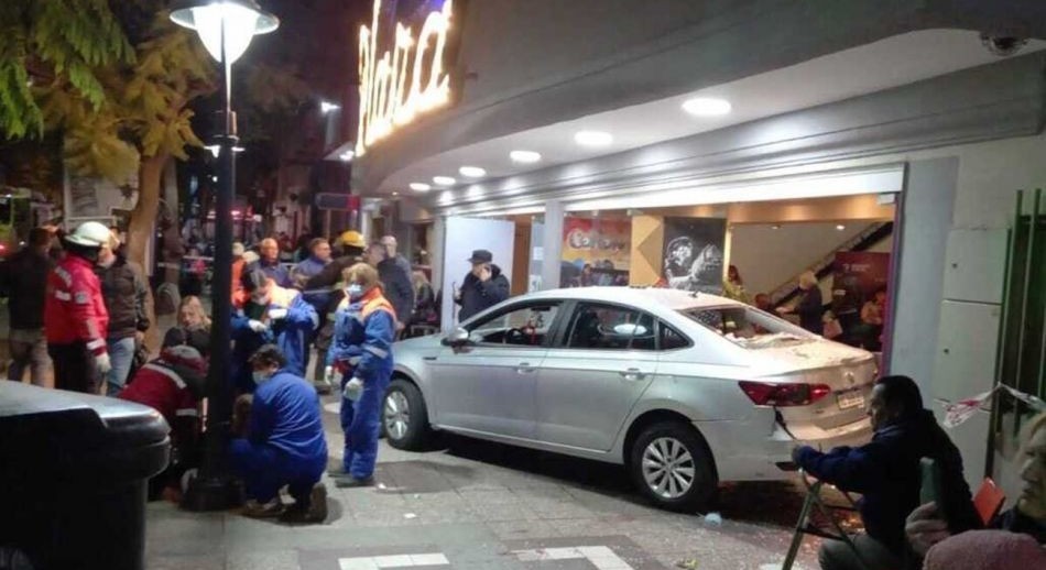 Mendoza: un auto se incrustó en la puerta de un teatro e hirió a 15 personas