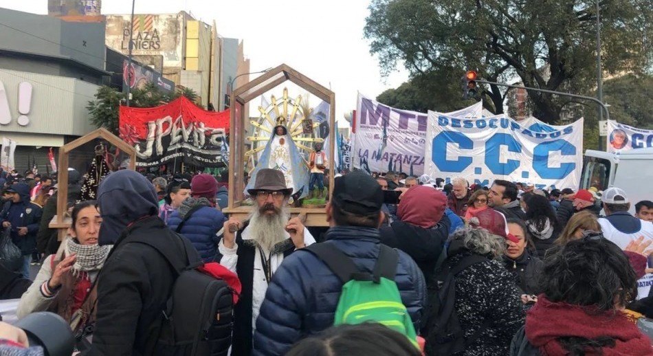 Movimientos sociales aliados al Gobierno marchan por San Cayetano