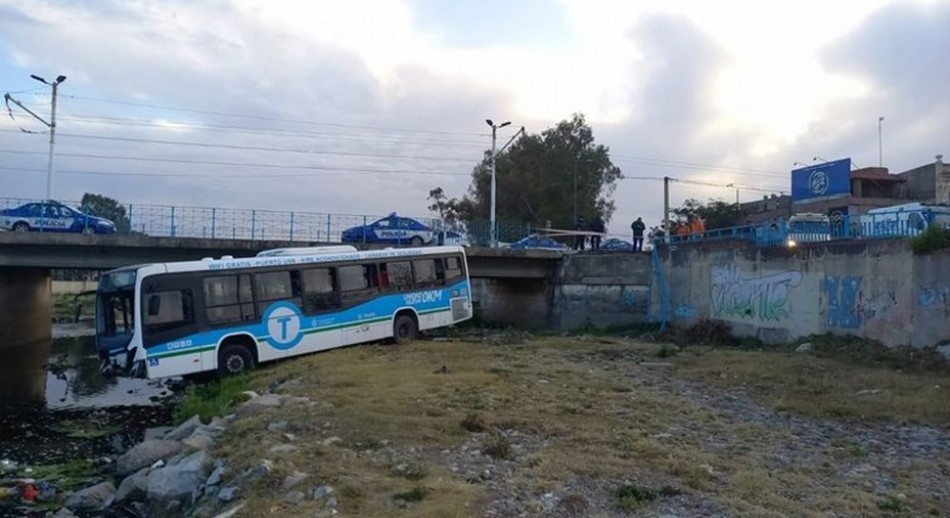 Córdoba: un colectivo cayó al río Suquía tras un chocar con un auto
