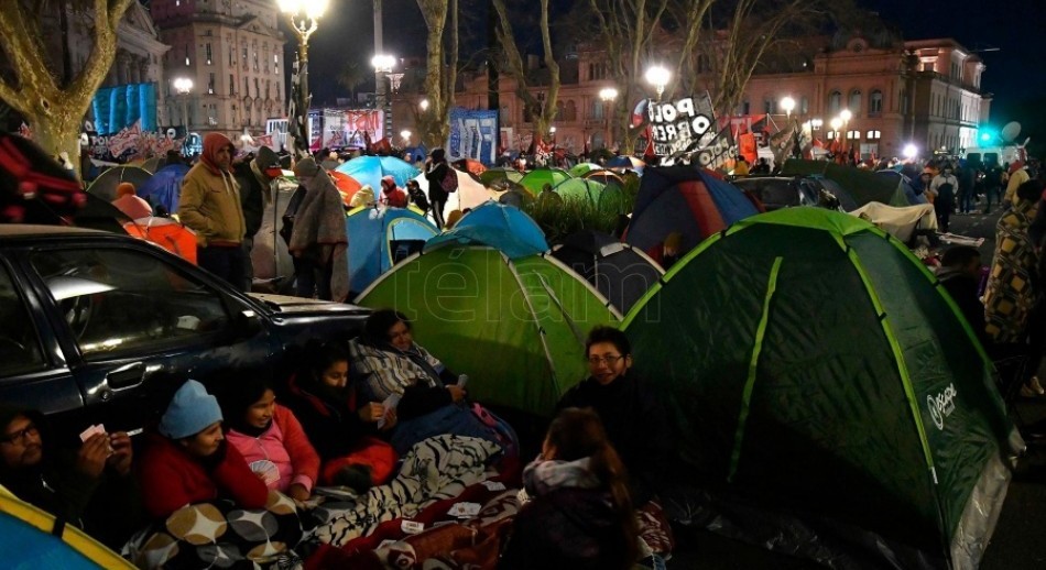 Ante la falta de respuesta del Gobierno, los piqueteros decidieron acampar en Plaza de Mayo