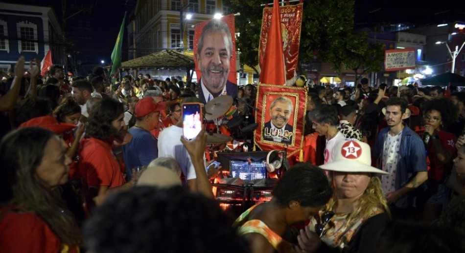 Lula ganó por poco y deberá ir a balotaje ante un Bolsonaro fortificado